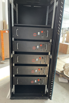 Bateria de armazenamento de encaixotamento externo 48V do lítio 96V 100AH 150AH fora dos sistemas de bateria do lítio da grade