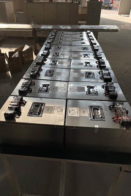 Bateria de armazenamento de encaixotamento externo 48V do lítio 96V 100AH 150AH fora dos sistemas de bateria do lítio da grade